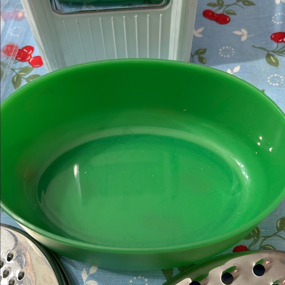 Green and White Cheese Grater Set - Picture 3 of 16